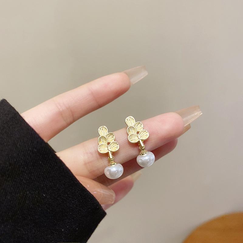 

Korean version of small fresh leaf pearl earrings for women s high-end sense of versatile Mori stud earrings New earrings