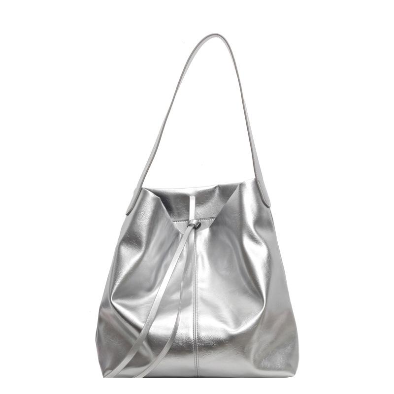 Мягкая кожаная большая вместительная сумка-тоут для женщин — фото 9