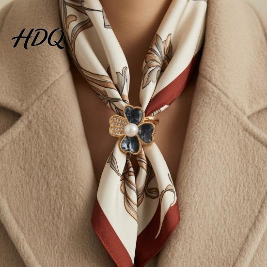 Vintage Clover Scarf Accessory Four-Leaf Ring Rhinestone Slide Elegant Buckle Faux Pearl Holder for Women Shirts Shawls Neckerchiefs Secure Fit Clip