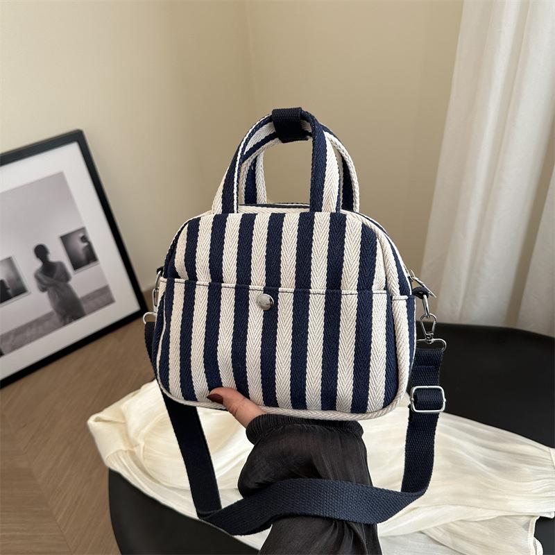 

Japan and South Korea fashion versatile lightweight canvas bag niche design sense portable small bag large capacity shoulder messenger bag