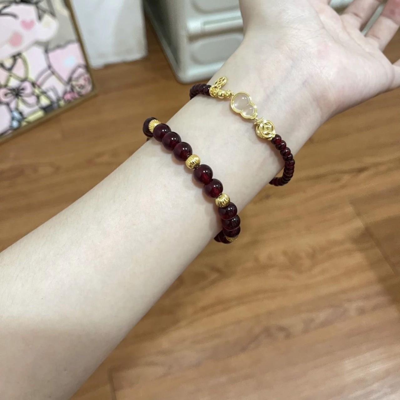 Women Glass Imitation Garnet Bracelet, Round Bead with Gourd Fortune Charm, Sweet Ornament for Travel Gift