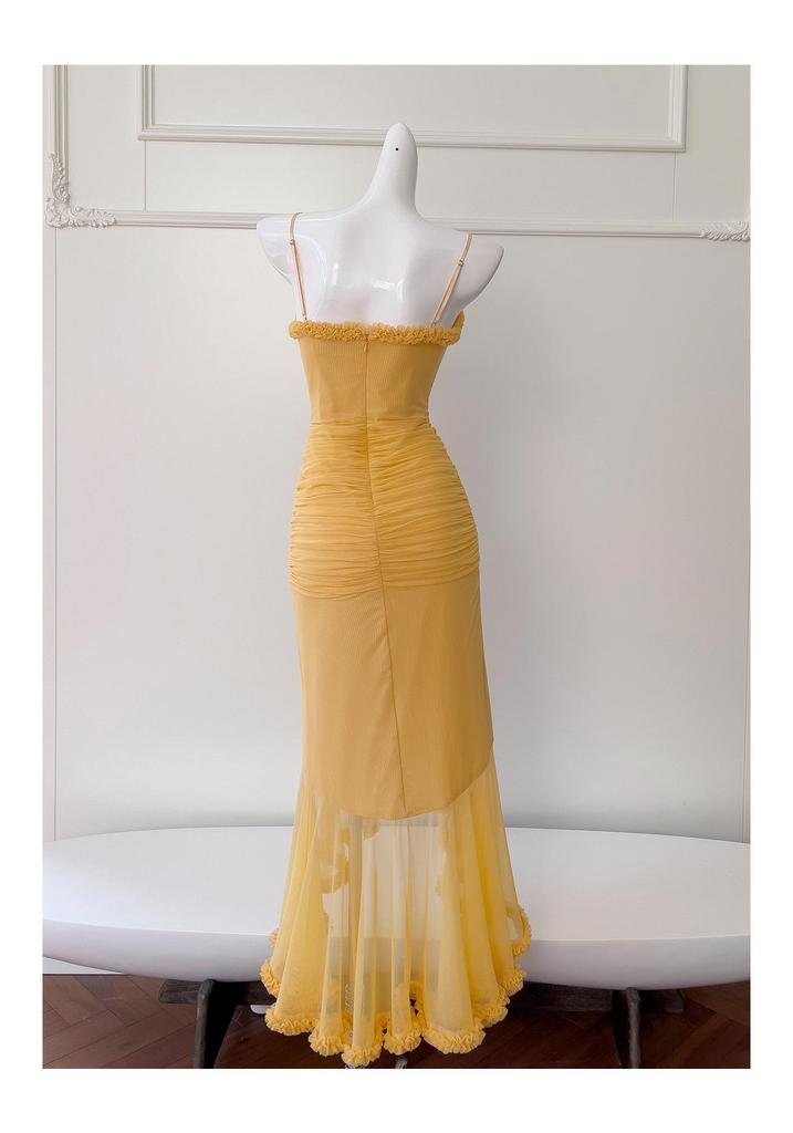 Elegantes Fischgräten-Netzkleid im französischen Stil: Eng anliegendes Abendkleid mit Trägern