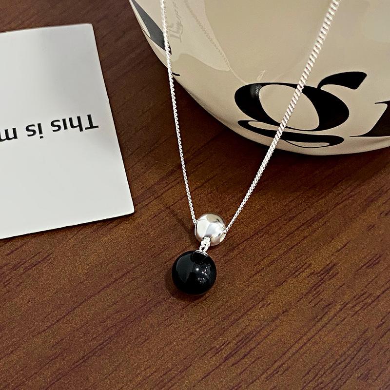 

Модное женское ожерелье с черным агатом в форме шара, с легкой роскошью и изысканным ощущением, универсальное и эффектное белое ожерелье