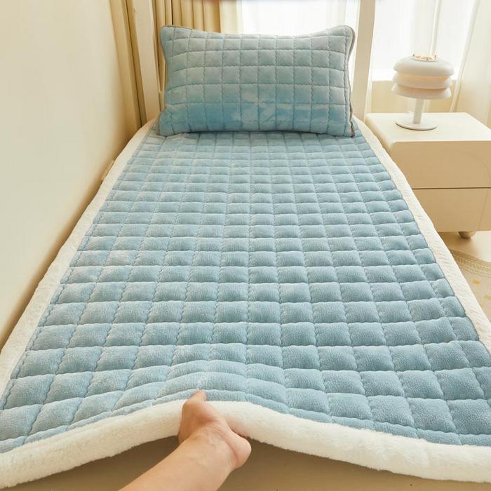 Luxurious Milk Velvet Folding Tatami Mattress Pad for Dorms and Homes