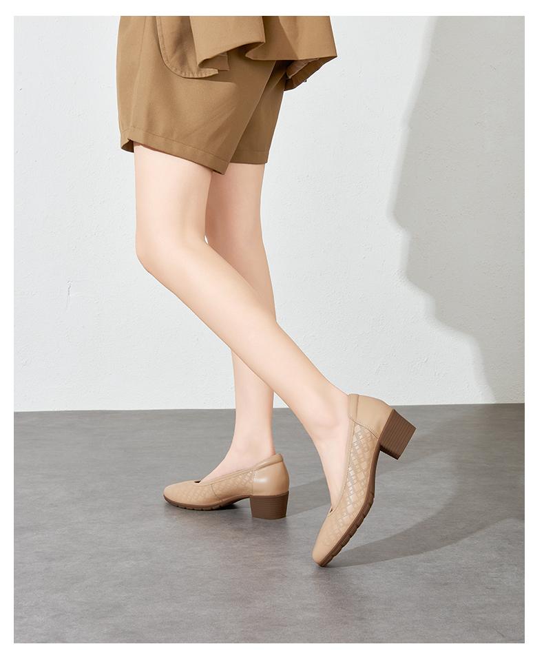 [Same as in the mall] 26 year spring/summer new embossed top layer cowhide versatile shallow mouth fashionable women's single shoes