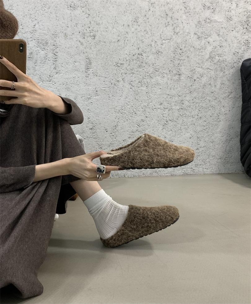 

Корейская версия повседневных пушистых тапочек женские 2025 новые зимние носки на плоской подошве ленивые туфли-мюли с флисовой сумкой на носке и полупяткой 39 светло-коричневого