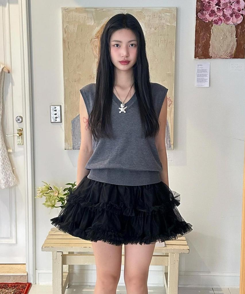 Atiseuteukeompeullegseu Artist High School V-Neck Knit Vest (Grey)