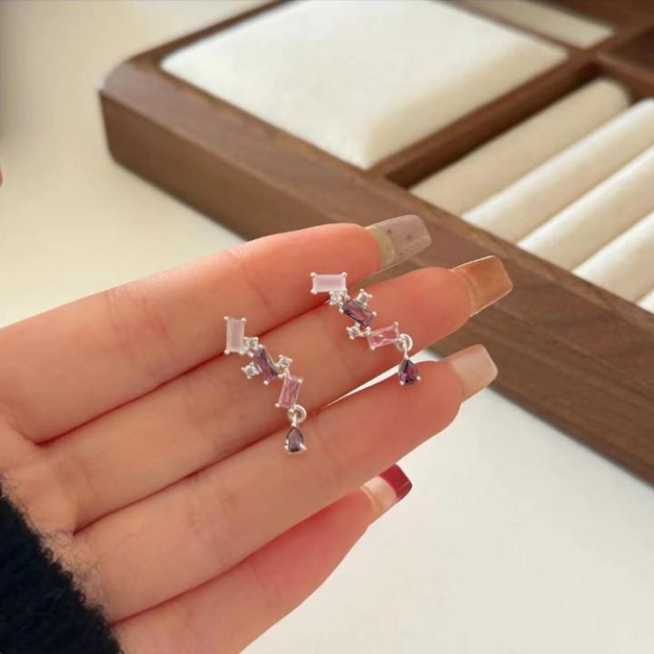 

Серьги из нерегулярного розового и фиолетового градиентного циркона: Легкая роскошь, нишевый дизайн для подчеркивания черт лица.