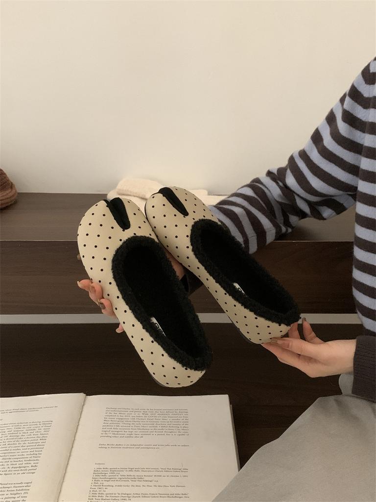 Retro rote einpedalige flachsohlige flauschige Schuhe für Damen zum Tragen im Herbst und Winter warme Samt-Beanie-Schuhe mit Zehentrenner Schweinsfüße Baumwollschuhe