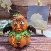 Yousheng Halloween Cartoon Kürbis Figur, Gruselige Geflügelte Besen Sichel Kürbis Harz Statue, Tischdekoration für Feiertagsparty