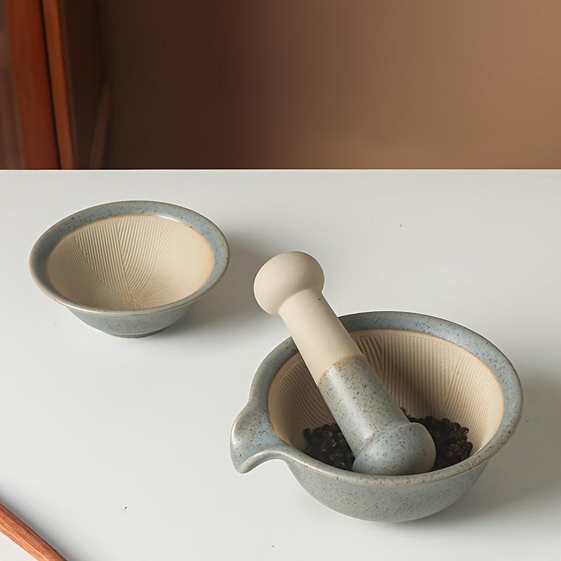 Un set di ciotole giapponesi in ceramica per macinare con un pestello, ideale per preparare la pasta di riso, adatto per utensili manuali da macinazione domestica.