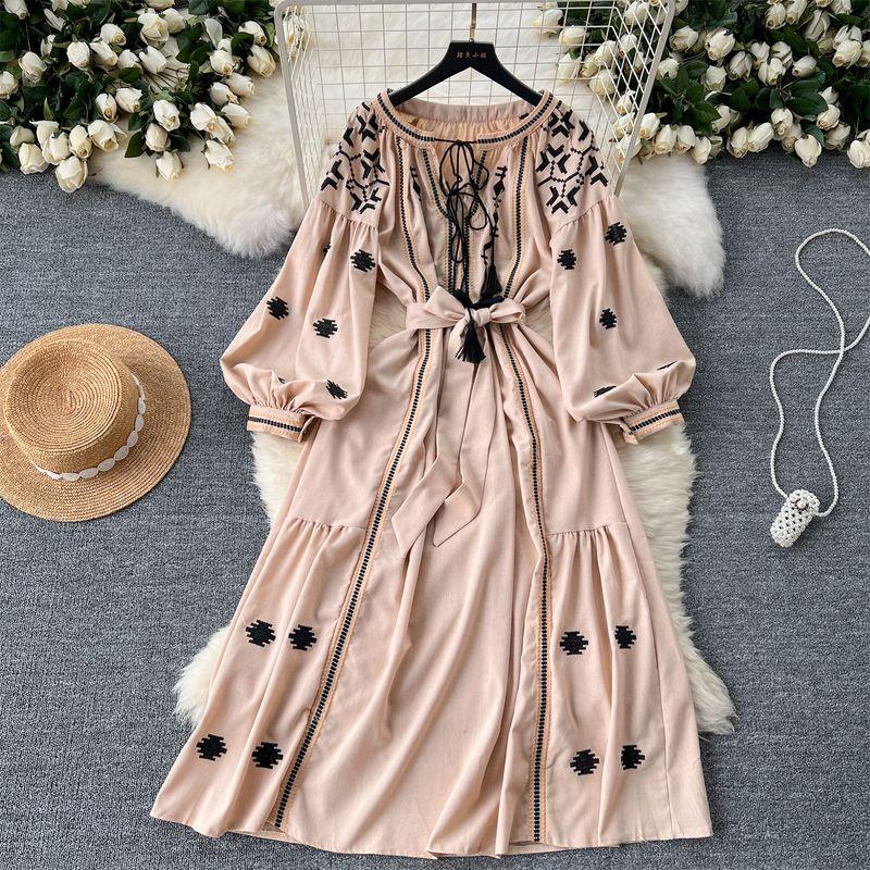 

2024 New Arrival Niche Style Elegant Retro Machine Embroidery Lantern Long Sleeve Loose Lace-up Waist-Controlled Vacation Style Dress Card All yards