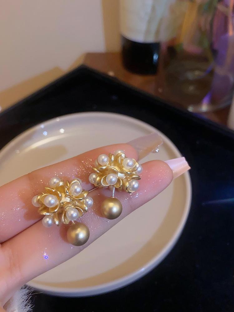 Exquisite Geometric Flower Diamond Stud Earrings - Light Luxury Fashion Style