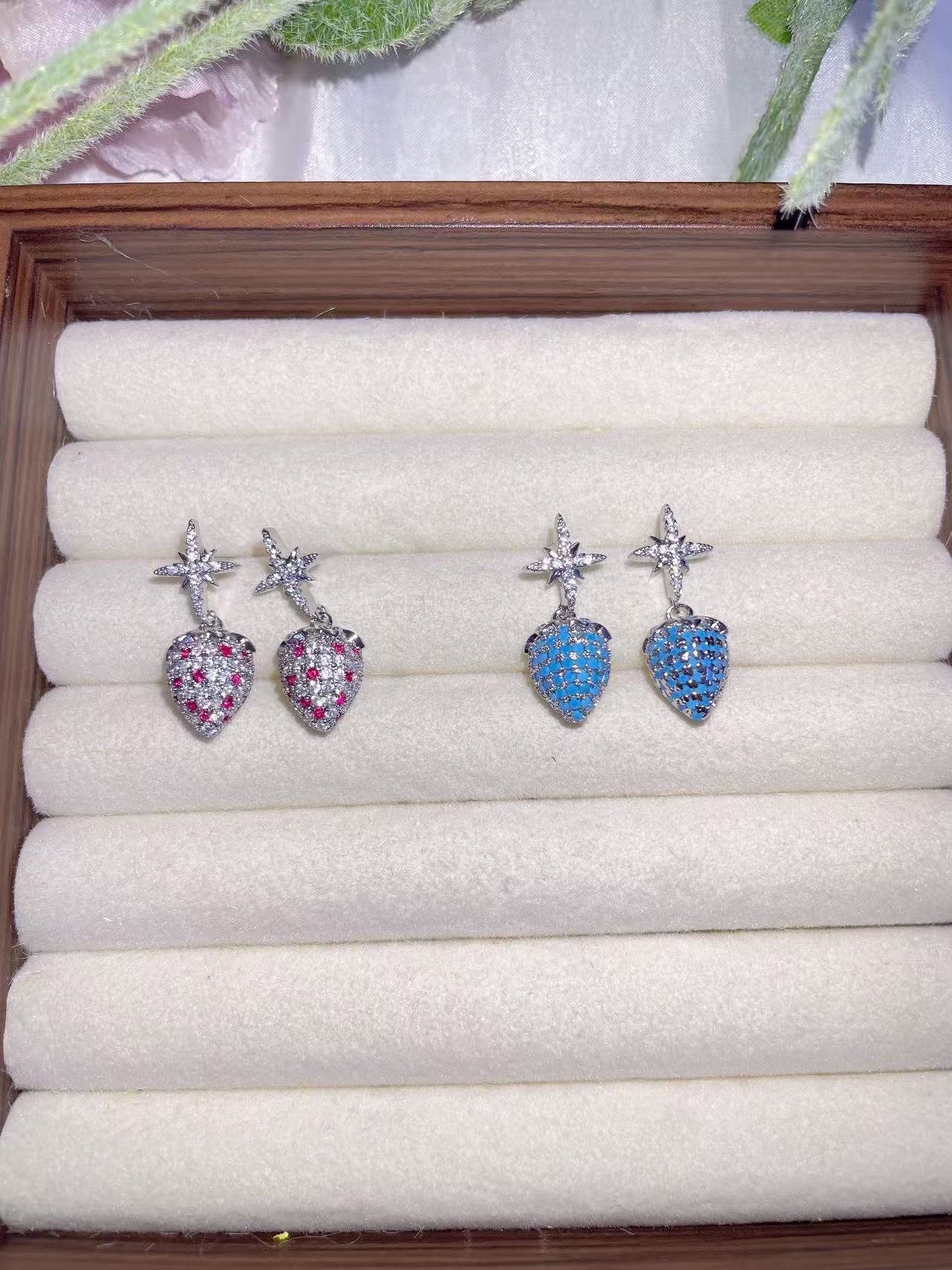 Sweet and cool star strawberry earrings, two-color zircon heart-shaped earrings, light luxury niche and versatile models