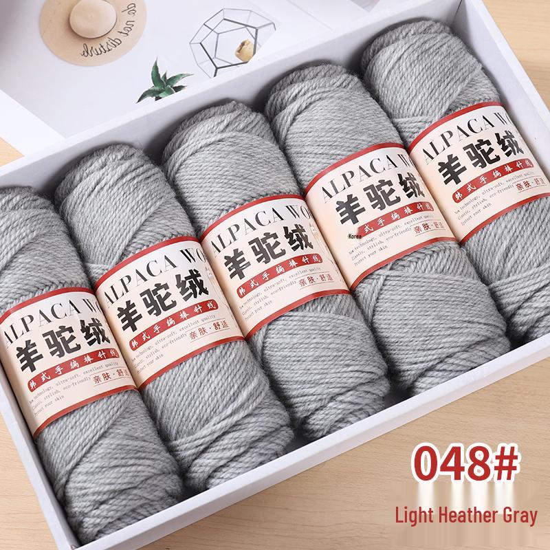 Mitteldickes Alpakawollgarn für DIY-Strickarbeiten - Perfekt für Pullover, Mäntel, Schals, Häkel- und Strickprojekte mit Nadeln.