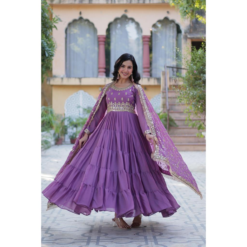 Pożądana damska suknia z pełnym dołem, wykonana z tkanin Star Georgette i designerska haftowana dupatta z atrakcyjnym koronkowym brzegiem, KOLOR:- 4