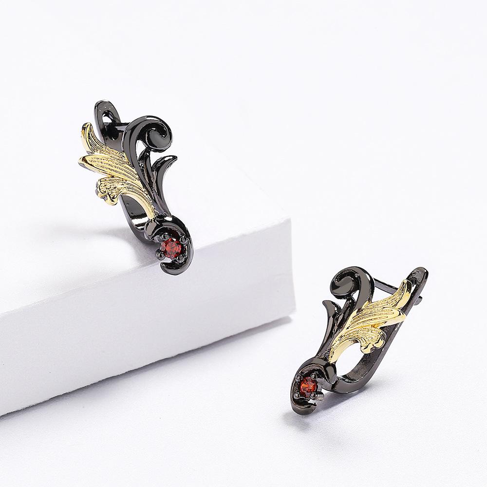 Set di orecchini delicati in oro e nero a forma di foglia con zirconi rossi