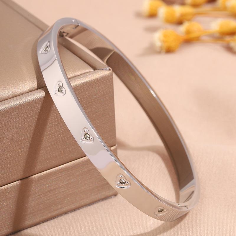 Hot-selling titanium steel bracelet, girls' high-end sense of fashion, popular light luxury in Europe and the United States, Gypsy star love diamond