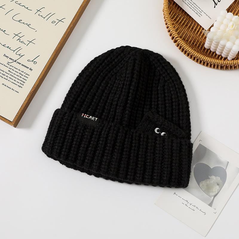 

Новая стильная шерстяная шапка для женщин на осень и зиму, теплая шапка с защитой ушей, модная и универсальная, вязаная шапка, подчеркивающая маленькое лицо, шапка с холодным взглядом one size