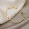 Braccialetto di apertura alla moda, colore oro lucido, sottile, intrecciato, per le donne, stile minimalista, aperto, con ciondolo, gioielli