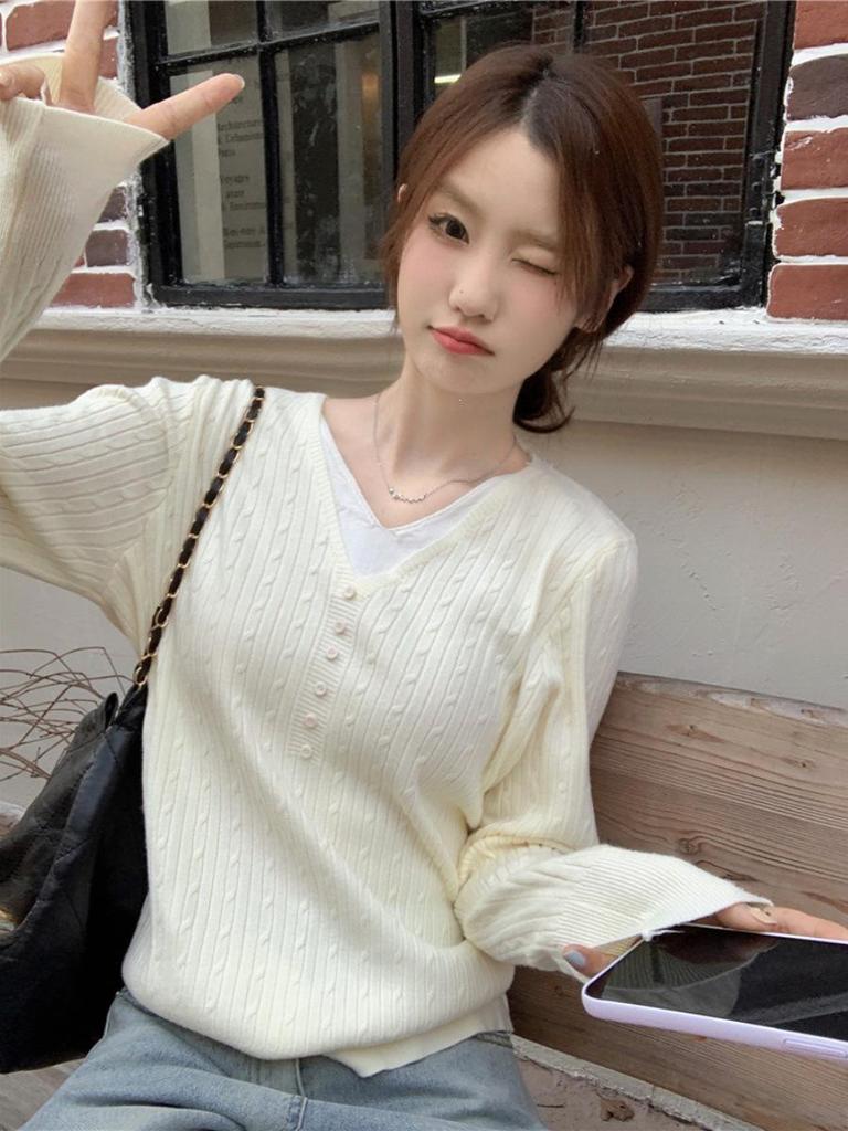 Design-Conscious V-Neck Layered Knit Sweater for Women - Chic Autumn/Winter Style