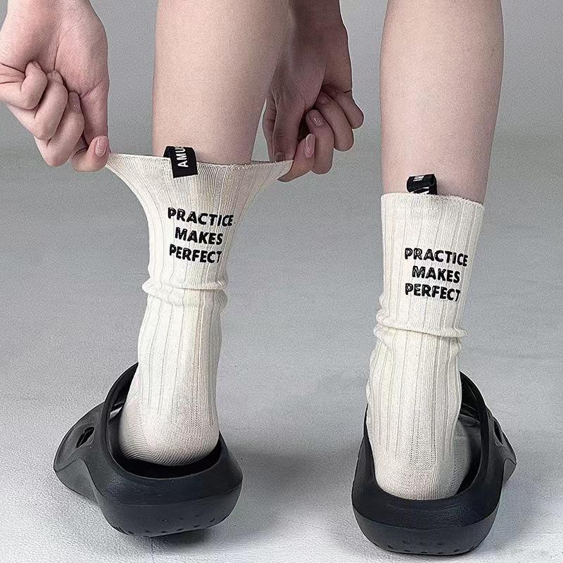 

Trendy Brand Niche Design Heel Label Letter Socks Couple Mid-Leg Socks Trendy Internet Celebrity Sports Cotton Socks One size fits all брудно-білий