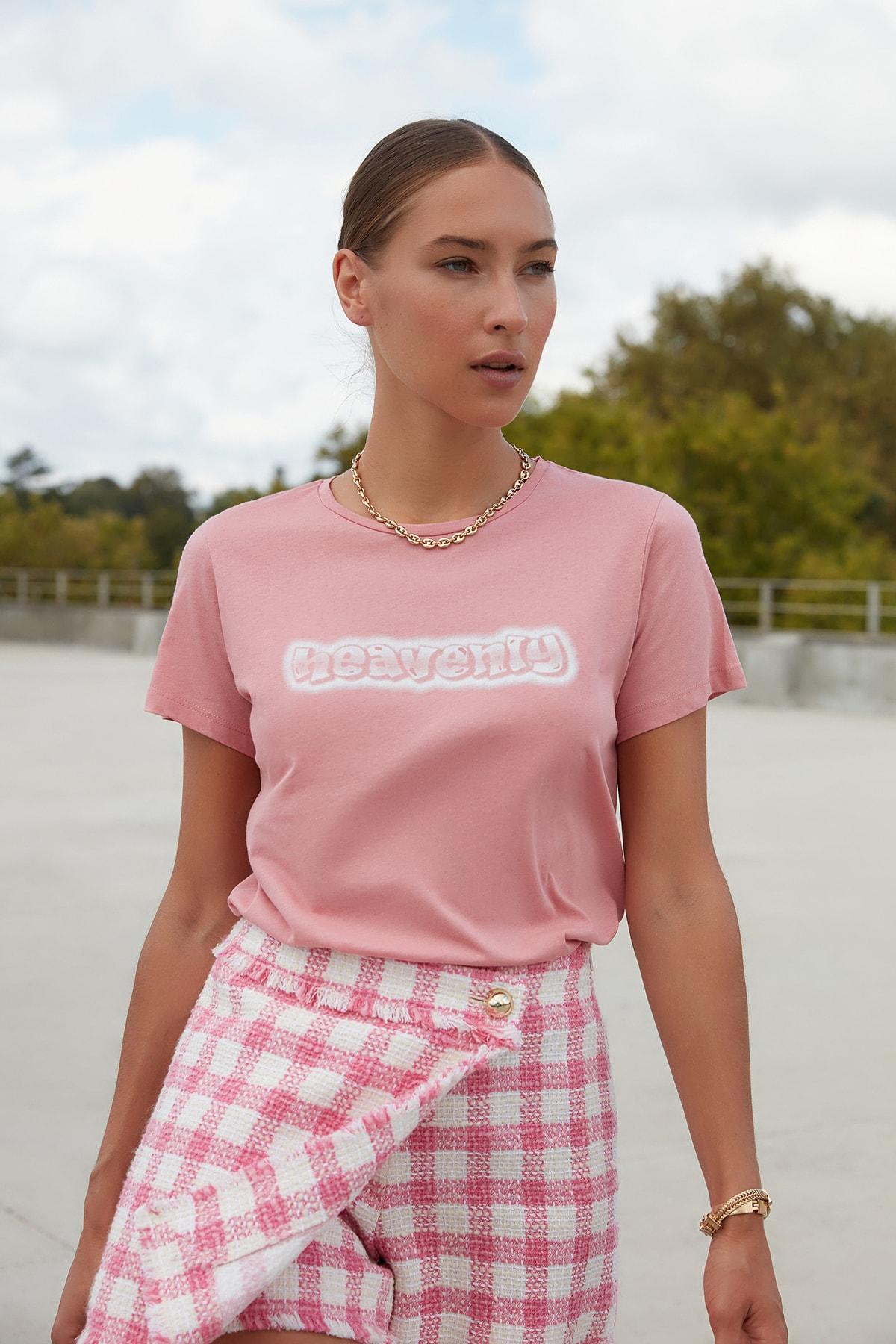 

Розовая базовая вязаная футболка с принтом