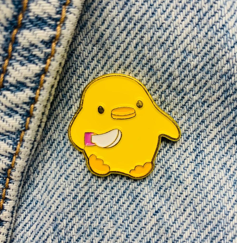 Neue Emaille Pin Ente Tier mit Messer lustig Metall Stecker Geschenk Geburtstag 1 Stück
