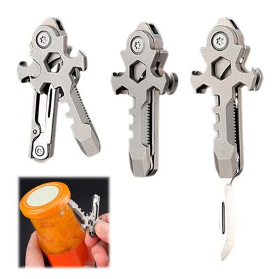 Outil multifonction 7 en 1 en alliage de titane, comprenant un cutter de poche, un tournevis hexagonal et un rayon.
