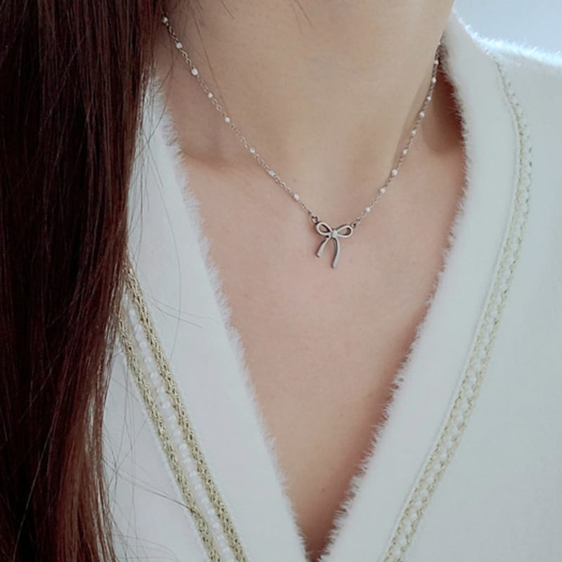 L’OMBRILLANT New Year Ribbon Surgical Necklace