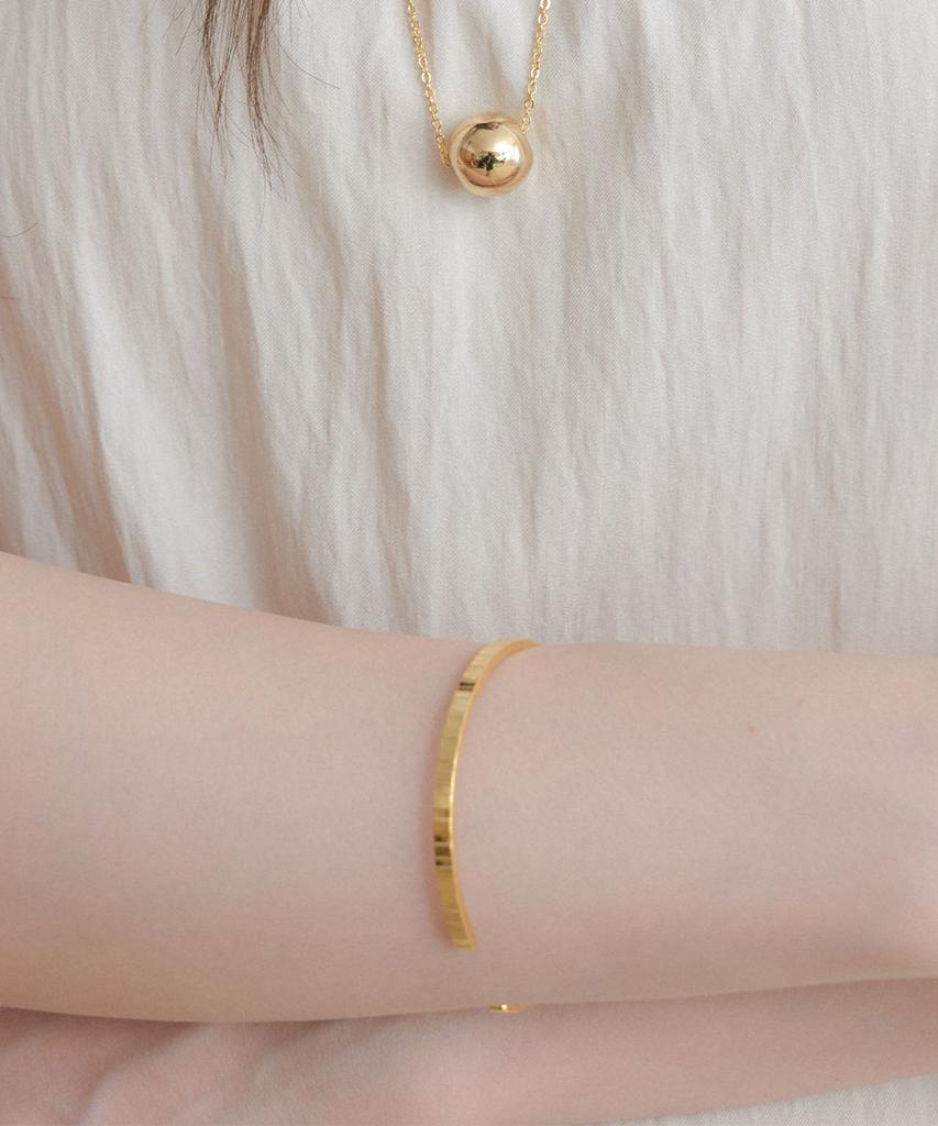 Halden Slim Line Bangle Bracelet (W013_Gold)