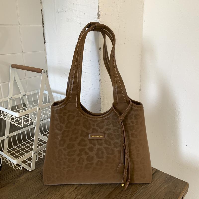 

Hand carrying large-capacity commuter tote bag 2025 autumn new shoulder bag women s ins simple casual retro women s bag коричневый
