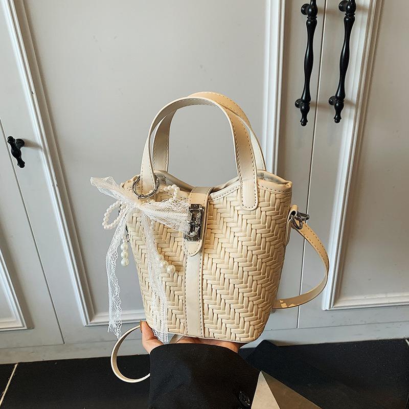 Nischendesign einfache und modische tragbare Bucket Bag Damen Sommer neue gewebte Schulter-Umhängetasche