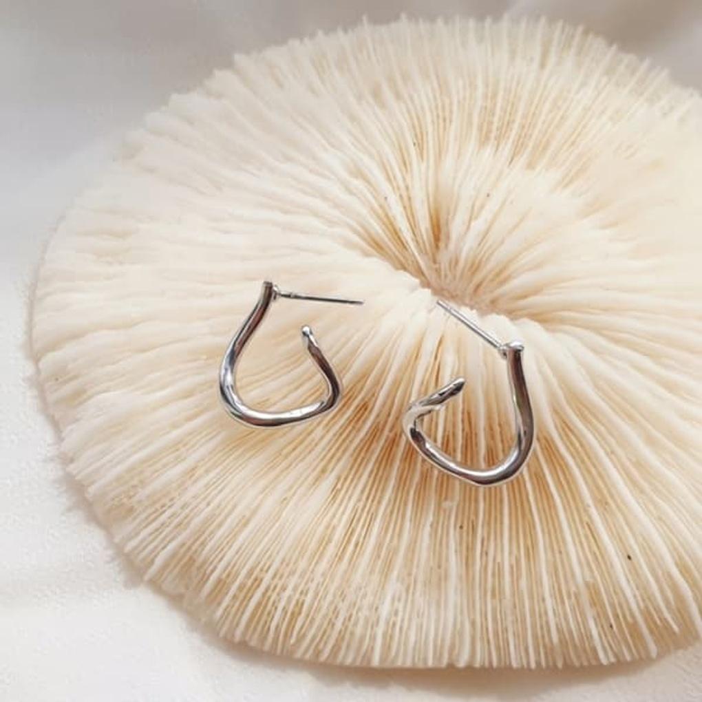 

Women s Daily Med Titanium Needle Earrings gold