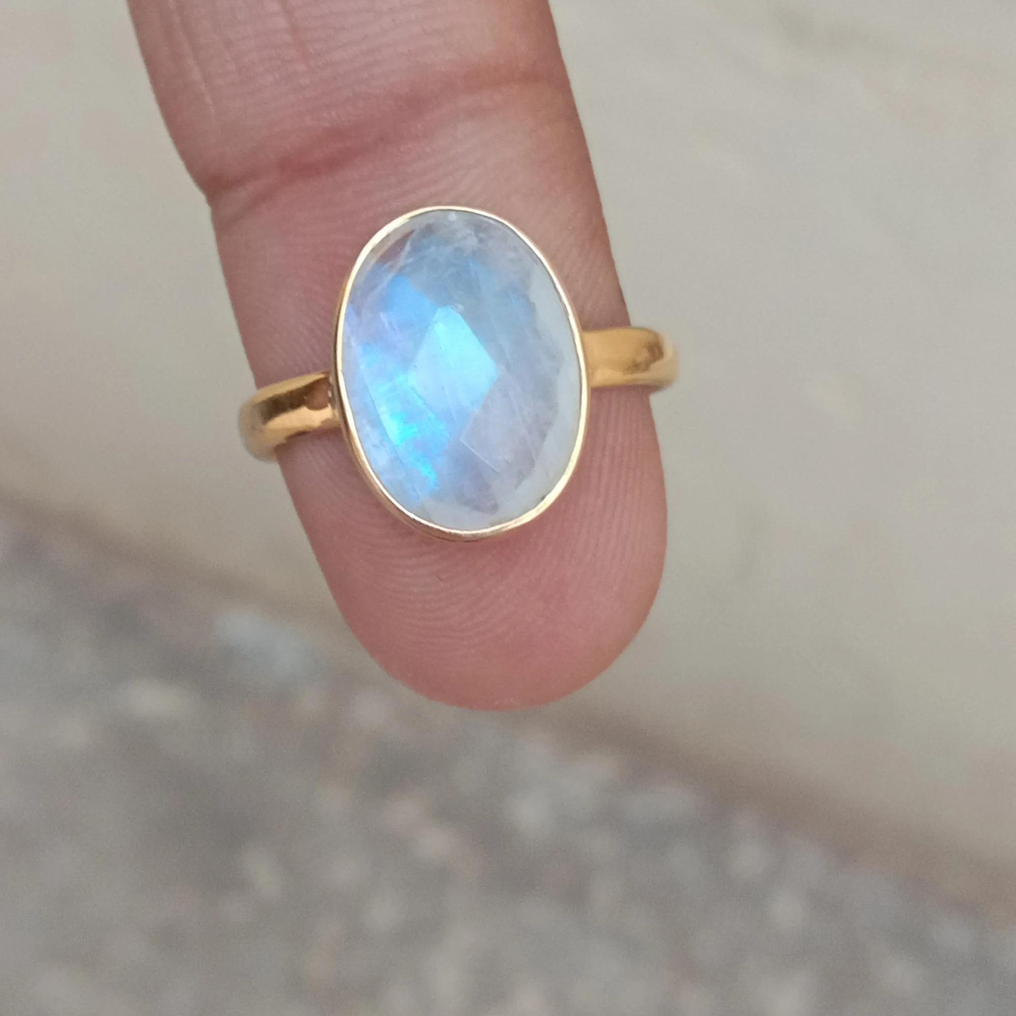 

Кільце з райдужного місячного каменю огранювання «роза» зі срібла 925 проби з покриттям жовтим золотом 10 жовтий/золотий