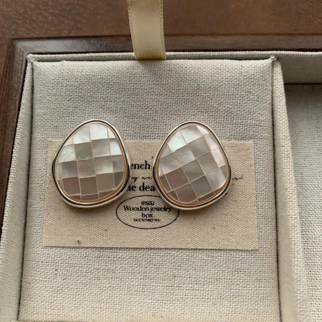 Classic Shell Geometric Stud Earrings Retro Elegance Light Luxury Temperament Versatile Niche Simple Daily Earrings