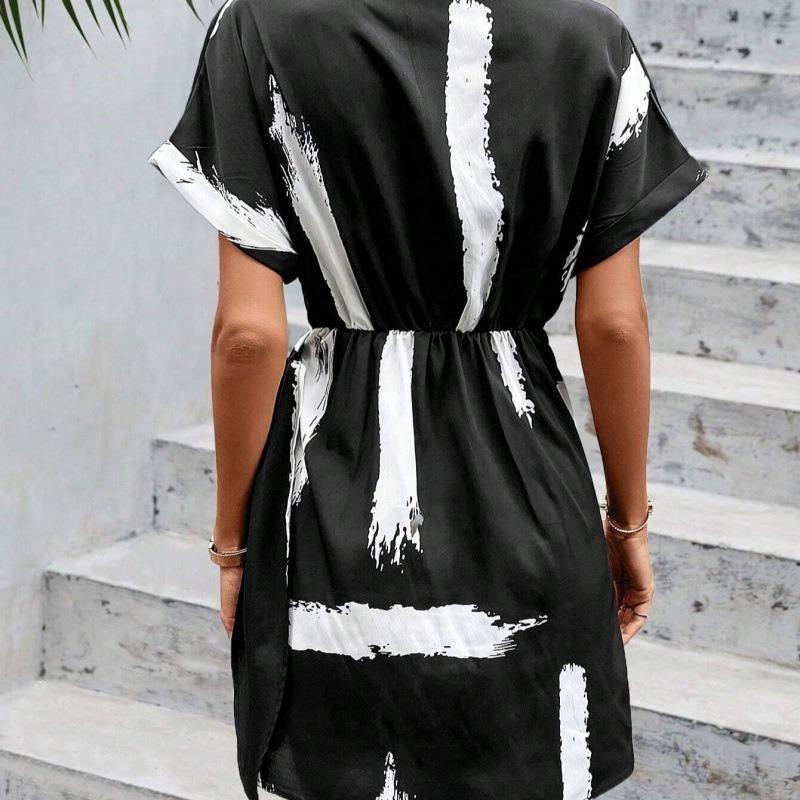 Un Vestido Camisero Estampado de Manga Corta para las Vacaciones de Verano de Mujeres en la Playa