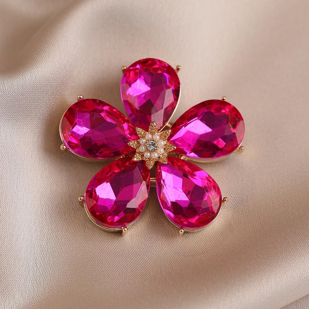 Retro Petal Alloy High-end Brooch, Elegant and Light Luxury Crystal, Personalized Coat Sweater Corsage