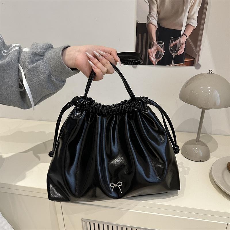 

Korean version of large-capacity versatile retro tote bag women s personality casual simple solid color oilskin niche shoulder bag чёрный