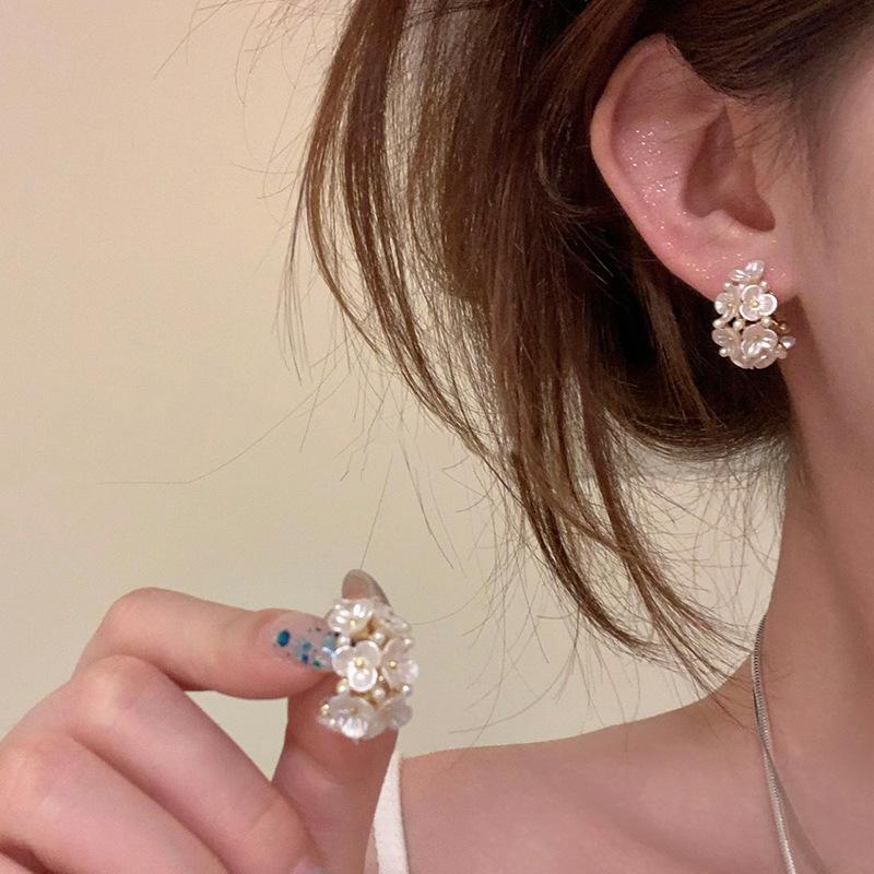 

Серьги-пусеты в форме цветка с жемчугом, изысканные серьги высокого класса, модные серьги в стиле легкой роскоши, элегантные серьги для женщин