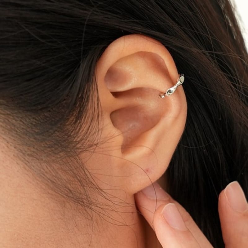 BELLOOGGI Grooved Oval Earcuff
