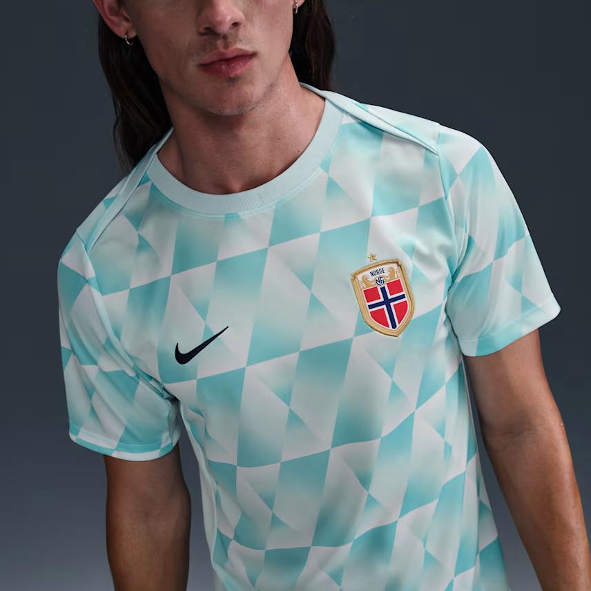 Nike Camiseta de Fútbol de Manga Corta Ajustada con Tecnología Dri-Fit Academy Pro Noruega que Absorbe la Humedad para Hombre tops FZ9713-474