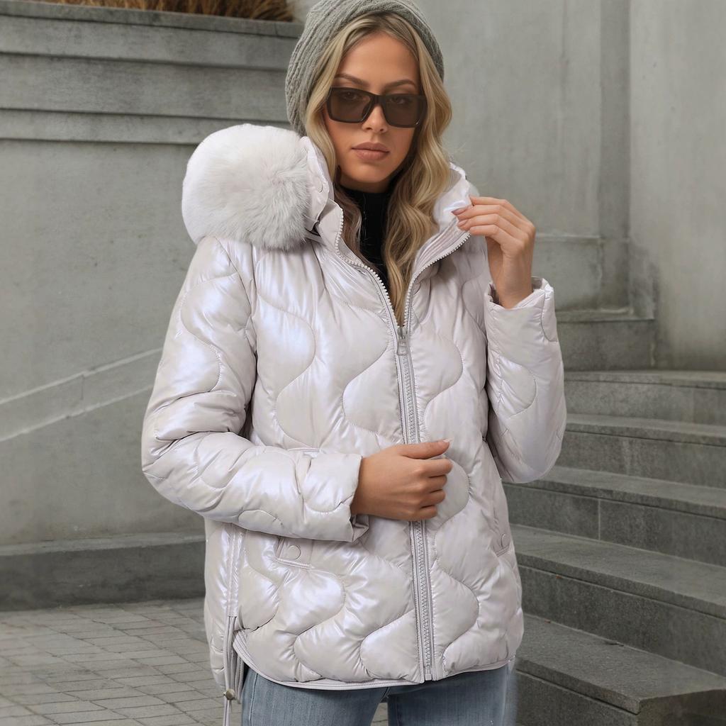 Vêtements matelassés en coton pour femmes avec taille brillante nacrée et capuche à col en fourrure fine