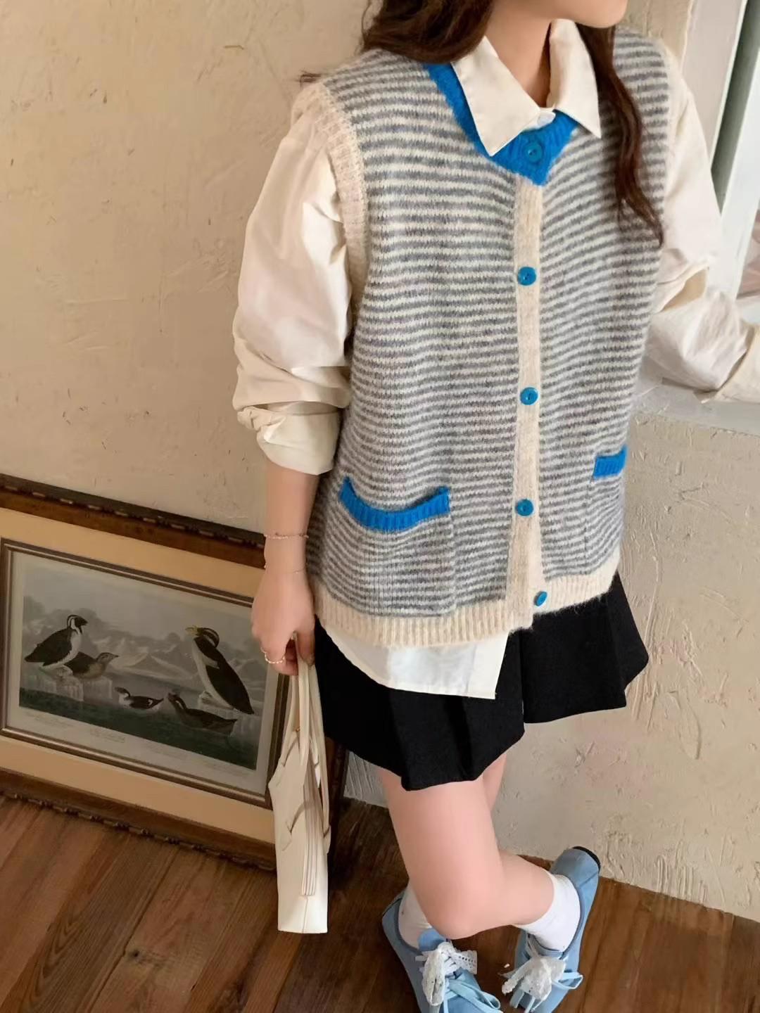 

Женский вязаный кардиган-жилет в полоску с цветовыми блоками: Универсальный ретро свитер-майка без рукавов One Size [80-125] синий