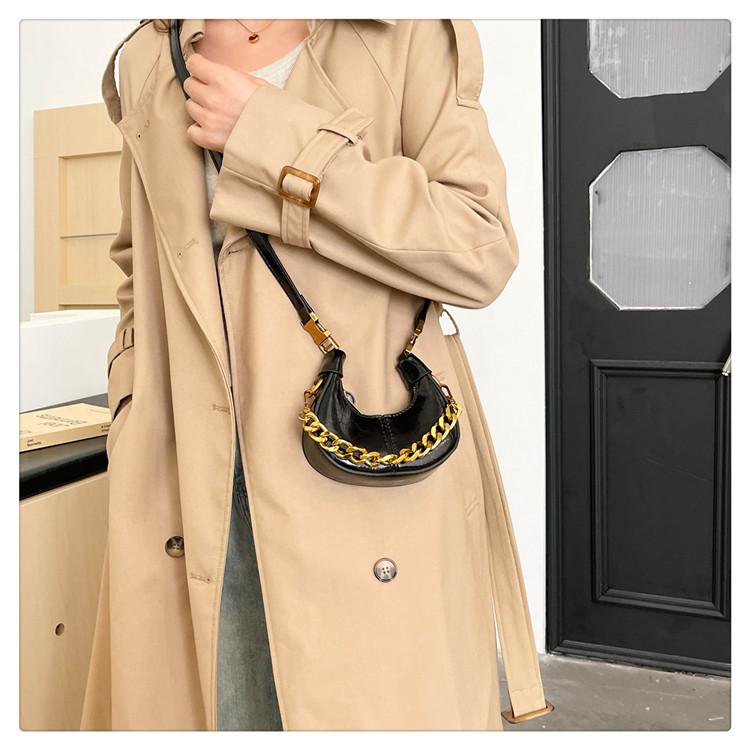 Autumn and winter new mini crescent bag, retro oily charm!