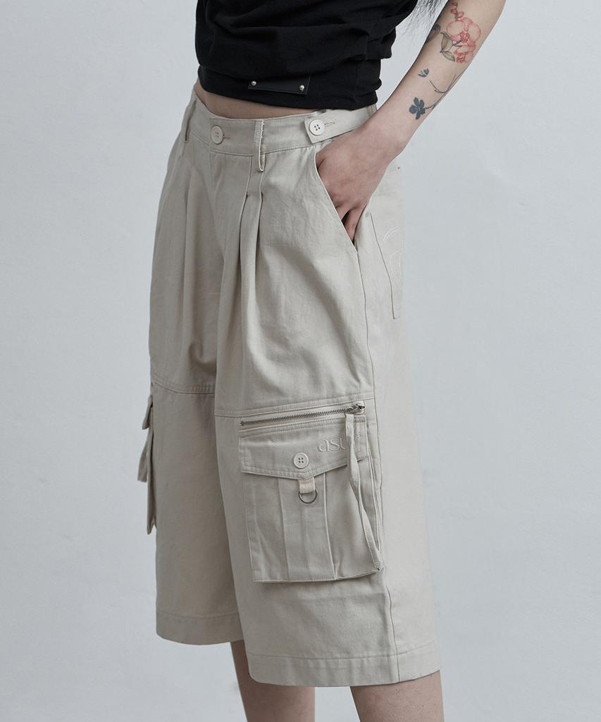 Aejeuyua Pintuck Stitch Bermuda Pants Beige