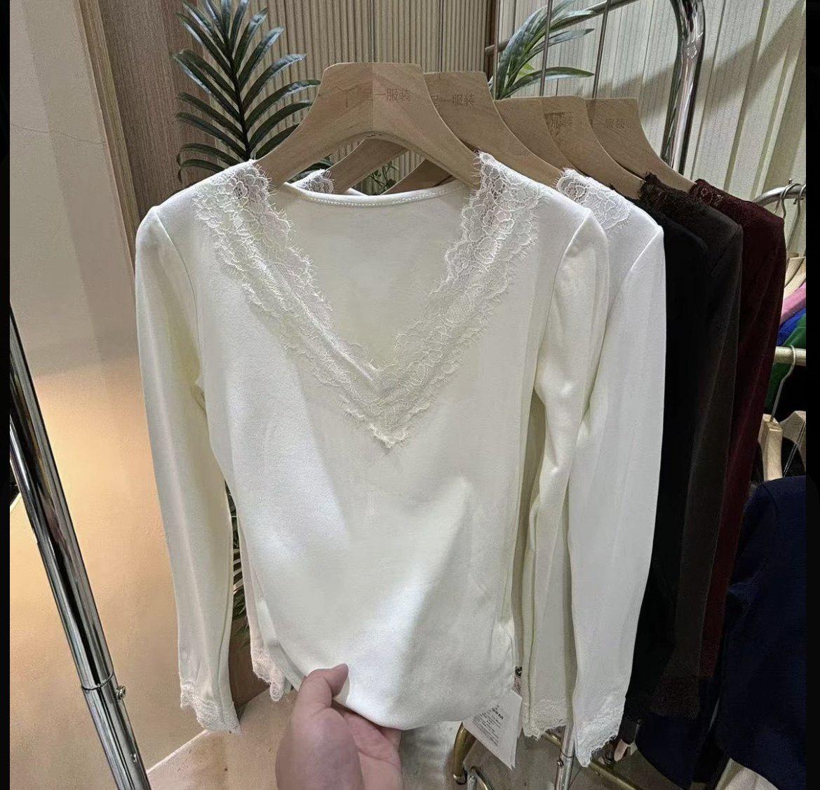 

Women s Lace Trim V-Neck T-Shirt, Slim Fit, Long Sleeve, Ruffle Detail, Ideal for Spring and Autumn, Perfect as an Inner Layer. XL