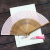 Faltfächer im Vintage-Stil, mit Quaste, tanzender Handfächer, Bambusgriff, Kunstseide, Faltfächer für Hochzeiten, Performance-Fan, Foto-Requisite