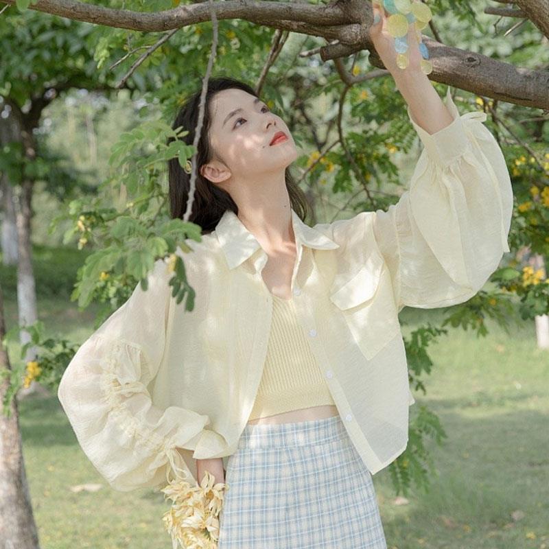 Manteau de protection solaire en mousseline de soie pour femme, style fin en été avec protection UV, un sens du design, une niche et un nouveau haut court