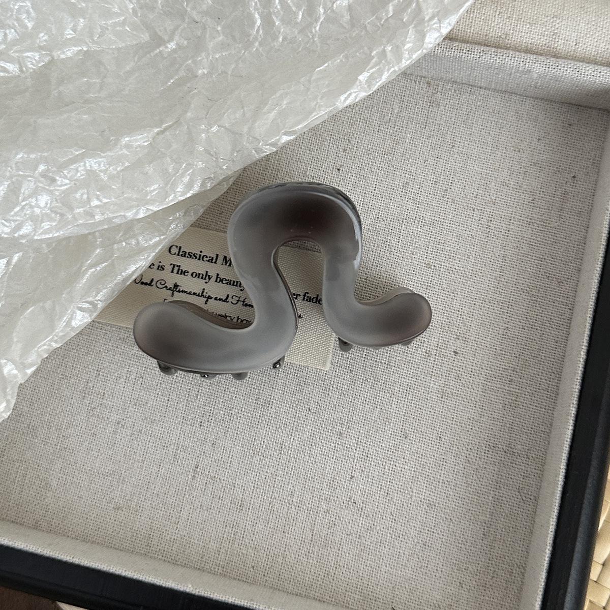 

2024 Зажим для волос из высококачественного ацетата среднего размера - Элегантный аксессуар в виде клипсы-акулы